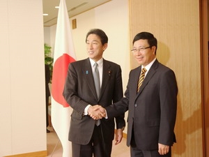 Ngoại trưởng Nhật Bản Fumio Kishida và Bộ trưởng Phạm Bình Minh.
